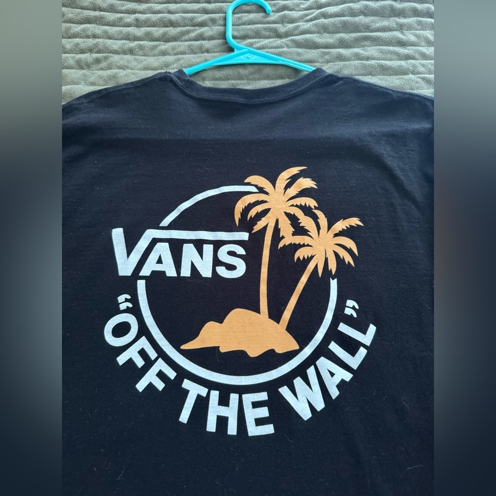 Men’s medium black Vans t-shirt great condition no fading, holes, or stains